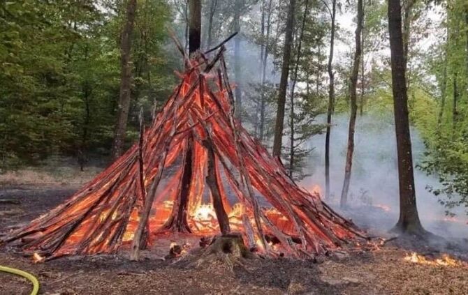 Das brennende Tipi-Zelt nahe des Waldspielplatzes in Winnenden-Bürg.