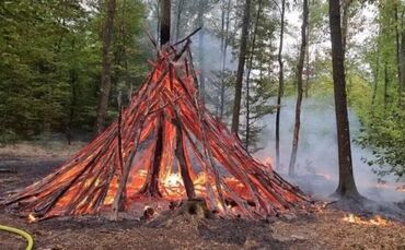 Das brennende Tipi-Zelt nahe des Waldspielplatzes in Winnenden-Bürg.