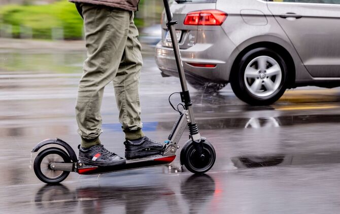 Ein Jugendlicher ist mit einem E-Scooter gestürzt und später im Krankenhaus gestorben. (Symbolbild)