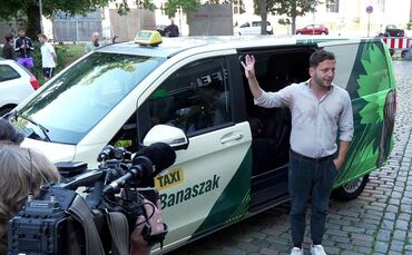 Wahlkampf: Grünen-Chef wird zum Taxifahrer