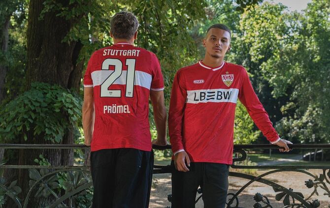 Grischa Prömel (links) und Badredine Bouanani stellen das neue VfB-Auswärtstrikot vor.