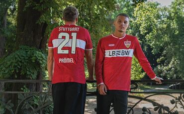 Grischa Prömel (links) und Badredine Bouanani stellen das neue VfB-Auswärtstrikot vor.
