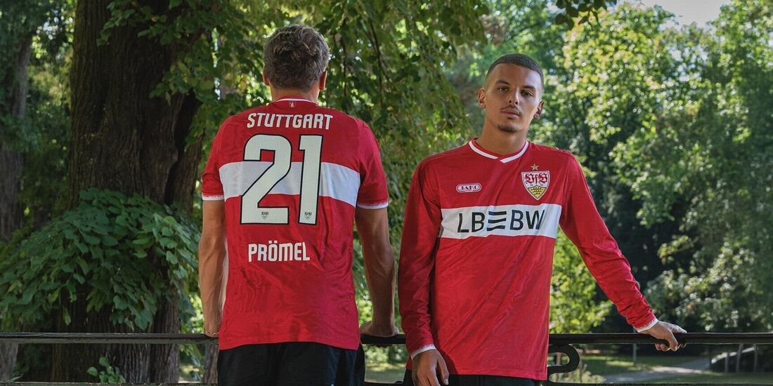 Grischa Prömel (links) und Badredine Bouanani stellen das neue VfB-Auswärtstrikot vor.