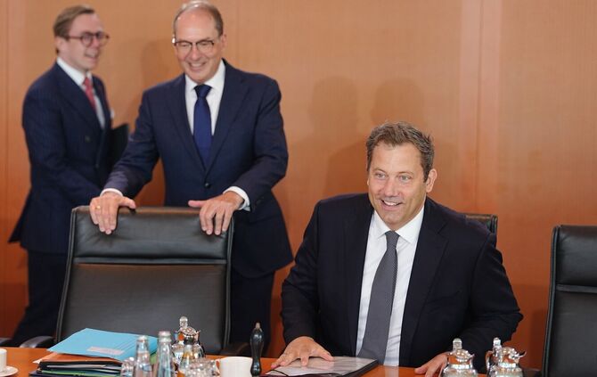 Vizekanzler Klingbeil leitet in Abwesenheit des Kanzlers die Kabinettssitzung.