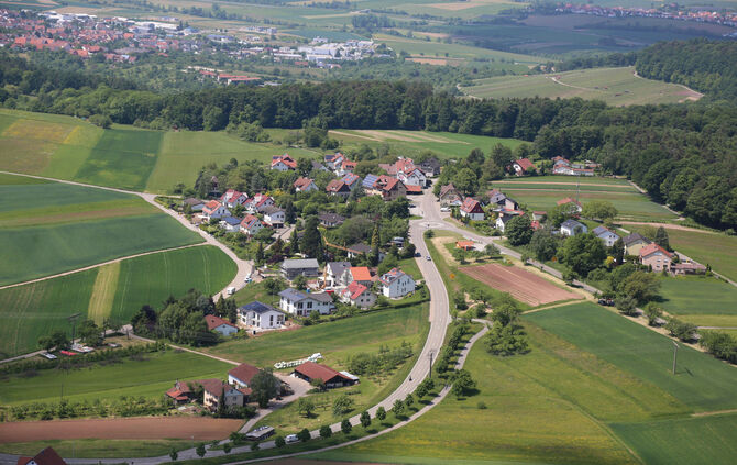Im Stöckenhof kommen am Kreisverkehr zwei Kreisstraßen und eine Landesstraße zusammen. (Archivluftbild)