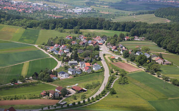 Im Stöckenhof kommen am Kreisverkehr zwei Kreisstraßen und eine Landesstraße zusammen. (Archivluftbild)