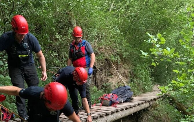 Die Helfer der Bergwacht retteten die gestürzte Touristin.