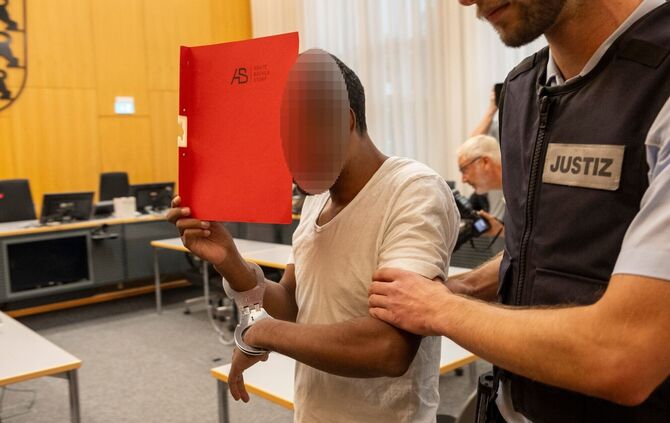 Der Angeklagte hatte den Angestellten eines Elektrofachmarktes aus dem Nichts heraus angegriffen. (Archivfoto)