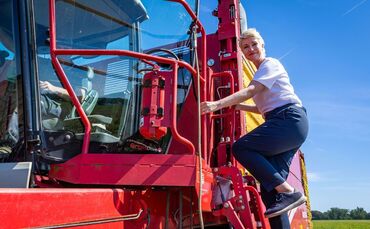 Ministerpräsidentin Schwesig (SPD) bei der Kartoffelernte