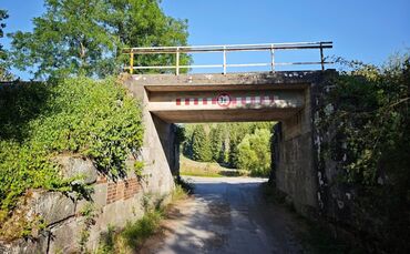 Die Bahnüberführung bei Kilometer 54,8 der Murrbahn.