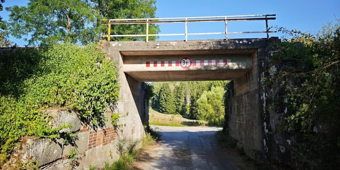 Die Bahnüberführung bei Kilometer 54,8 der Murrbahn.