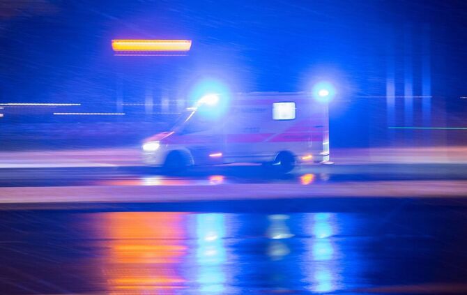Ein Krankenwagen ist mit Blaulicht im Einsatz