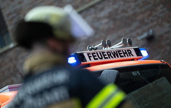 Feuerwehrleute löschen die Flammen im Büro des Kindergartens. (Symbolbild)