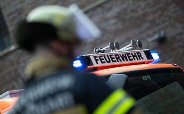 Feuerwehrleute löschen die Flammen im Büro des Kindergartens. (Symbolbild)