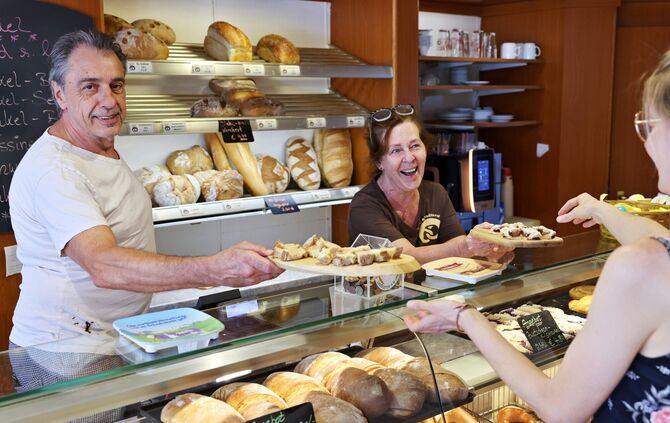 Wer bei der „Bäckerei und Konditorei John“ in Hohenacker einkauft, darf selbstverständlich auch mal etwas probieren. Andreas und