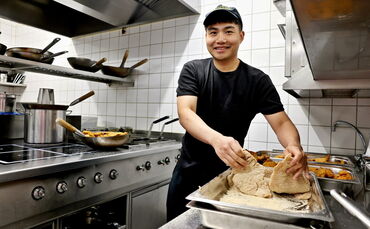 Er will Koch werden: Dafür absolviert Hai Phong Tran Thanh Dat aus Vietnam eine Ausbildung im "Kesselhaus" in Schorndorf.