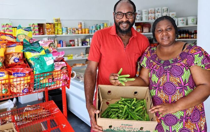 Olasika Sandra und Luc Baong verkaufen an der Turmstraße afrikanische Waren. In ihren Händen: frische Okraschoten.