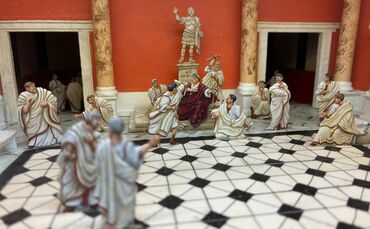 Die Ermordung Caesers anno 44 v. Chr. in einem Diorama von Helmut Saiger. Zu sehen ab Sonntag in Welzheim.