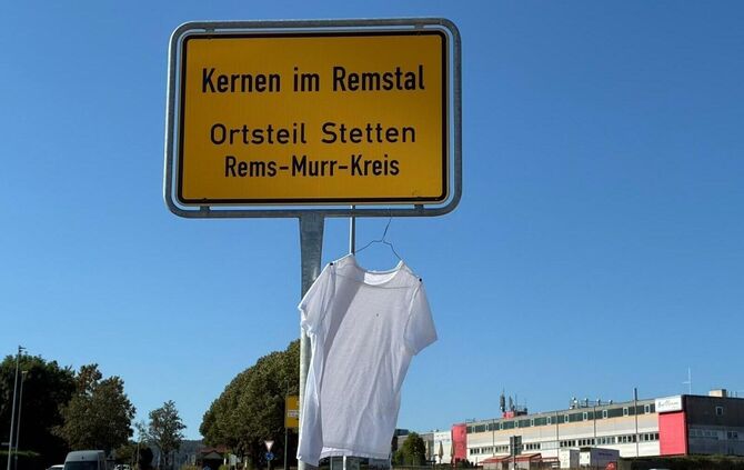 Am Ortschild in Stetten ist Mitte August 2026 ein weißes T-Shirt aufgetaucht.