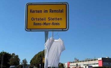 Am Ortschild in Stetten ist Mitte August 2026 ein weißes T-Shirt aufgetaucht.