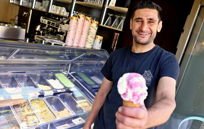 Fachwerk-Wirt Adil Arslan bewirtet seine Gäste am Marktplatz in Winnenden.