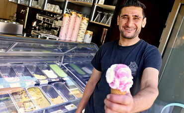 Fachwerk-Wirt Adil Arslan bewirtet seine Gäste am Marktplatz in Winnenden.