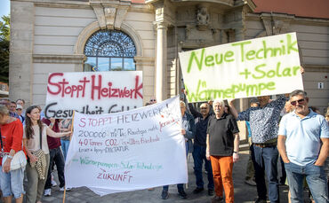 Demonstriert wurde gegen die Heizzentrale Grauhalde auch vor der Sitzung des Gemeinderats.