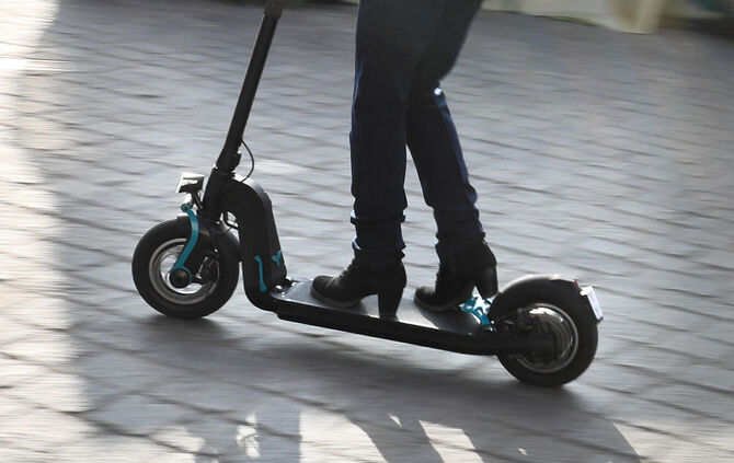 Ein E-Scooter. Die Unfälle mit den Flitzern häufen sich.