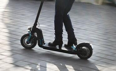 Ein E-Scooter. Die Unfälle mit den Flitzern häufen sich.
