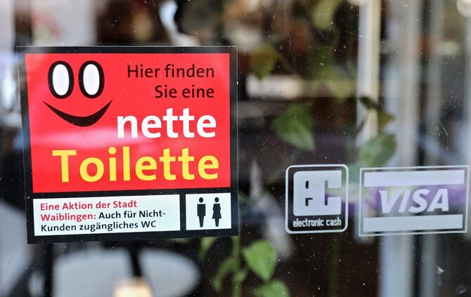 Ein Schild an der Ladentür in Waiblingen weist darauf hin: Hier gibt es eine "Nette Toilette" (Archivfoto).