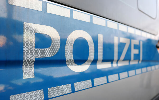 Der Pkw kam nach der Kollision mit einem Lkw ins Schleudern und prallte in die Leitplanke (Symbolfoto).