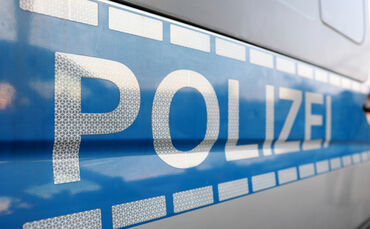 Der Pkw kam nach der Kollision mit einem Lkw ins Schleudern und prallte in die Leitplanke (Symbolfoto).