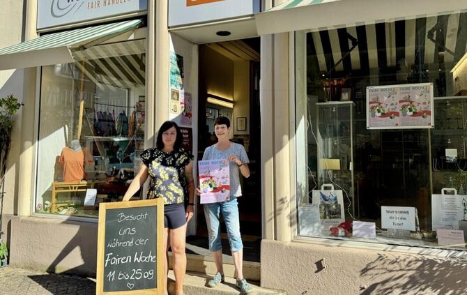 Krystin Müller und Ingrid Bolay vor dem Weltladen in Schorndorf: Sie werben für die Faire Woche in der Daimlerstadt.