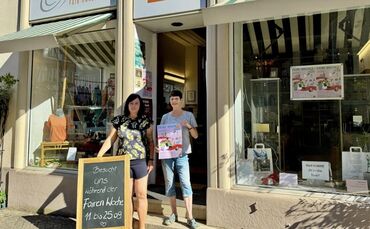 Krystin Müller und Ingrid Bolay vor dem Weltladen in Schorndorf: Sie werben für die Faire Woche in der Daimlerstadt.
