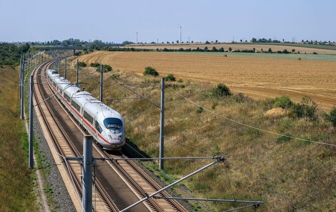 Die Deutsche Bahn geht gerichtlich gegen einen Beschluss der Bundesnetzagentur vor, mit dem der Wettbewerb im Fernverkehr gestär