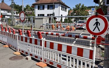 Der Bahnübergang Brückenstraße wurde wieder repariert.