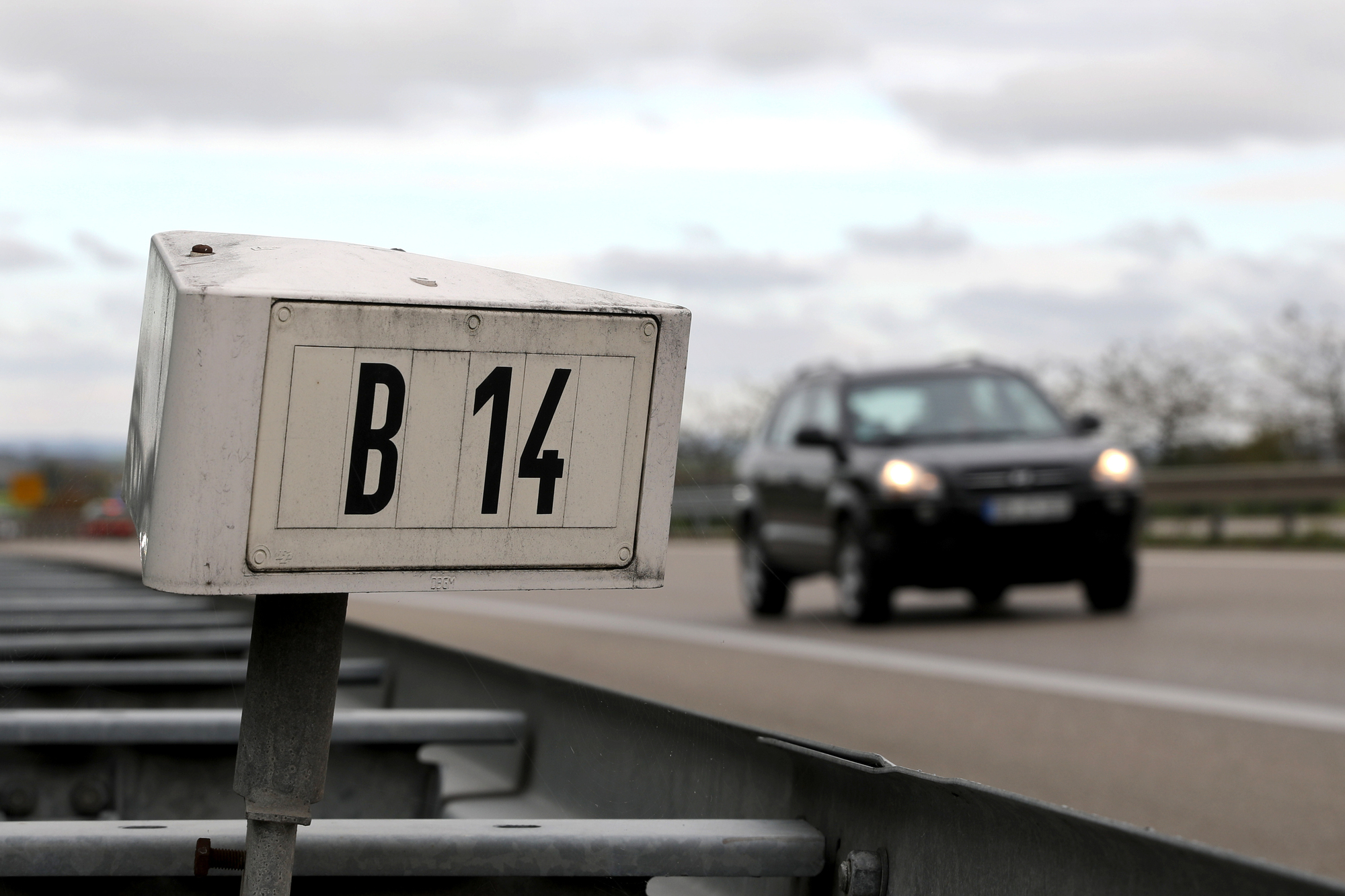 43-Jähriger zu Fuß auf der B14 in Stuttgart unterwegs: Mann greift ...