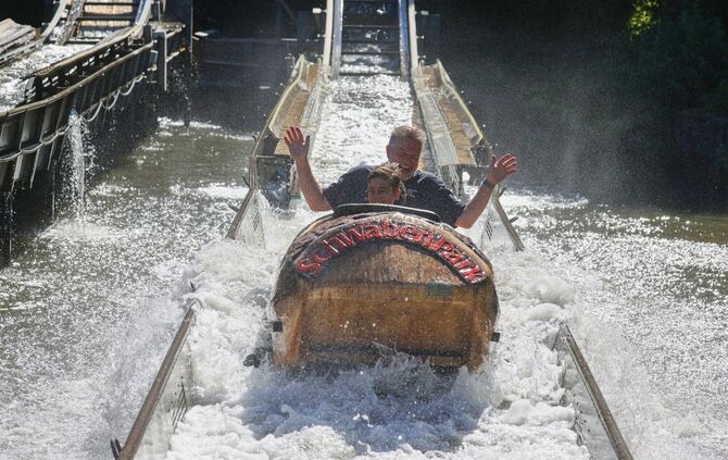 Eine Abkühlung in der Wildwasserbahn: Auch Sven Semet vom Roten Kreuz will sich das nicht entgehen lassen.