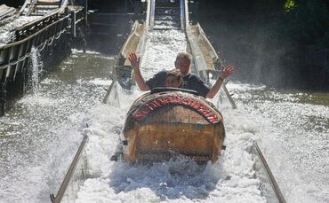 Eine Abkühlung in der Wildwasserbahn: Auch Sven Semet vom Roten Kreuz will sich das nicht entgehen lassen.