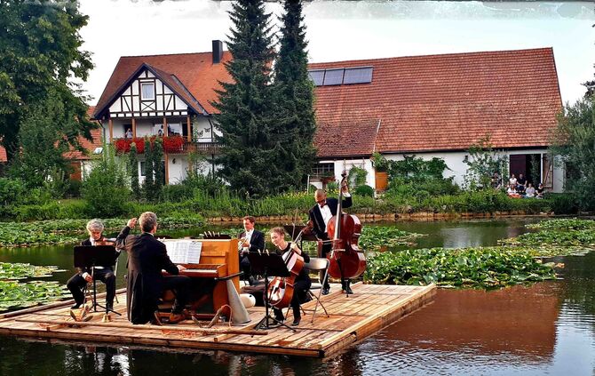 Musik auf dem Floß: die Stuttgarter Saloniker.