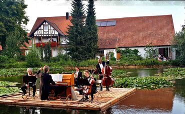 Musik auf dem Floß: die Stuttgarter Saloniker.