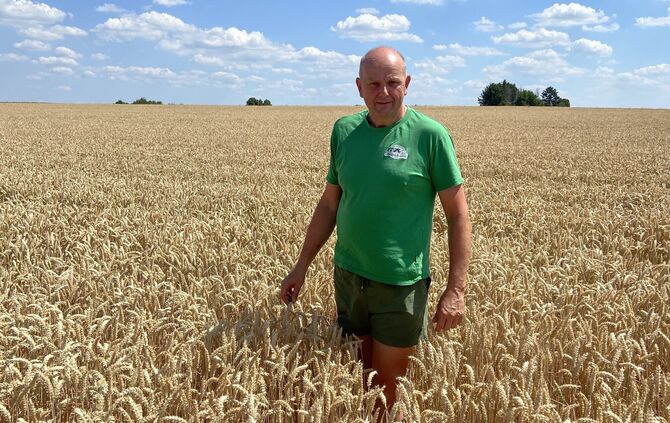 Landwirt Peter Treiber steht in einem seiner Getreidefelder in Fellbach-Schmiden.