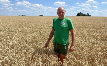 Landwirt Peter Treiber steht in einem seiner Getreidefelder in Fellbach-Schmiden.