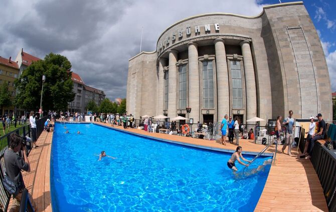 Baden vor der Volksbühne