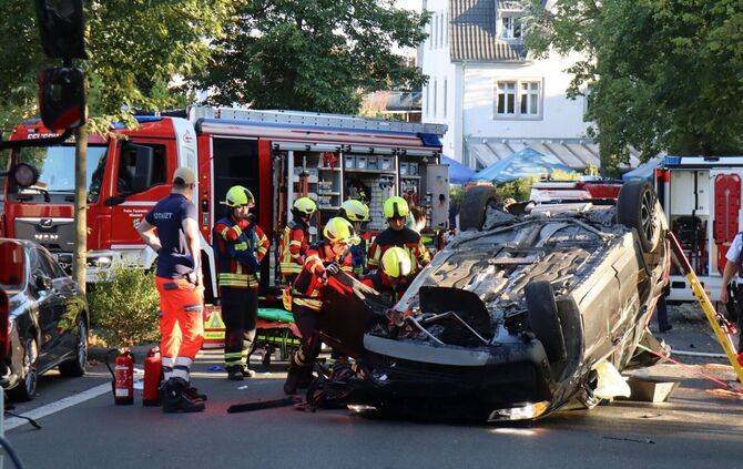 Auto landet bei Unfall auf dem Dach - Mann kommt ins Krankenhaus