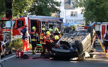 Auto landet bei Unfall auf dem Dach - Mann kommt ins Krankenhaus