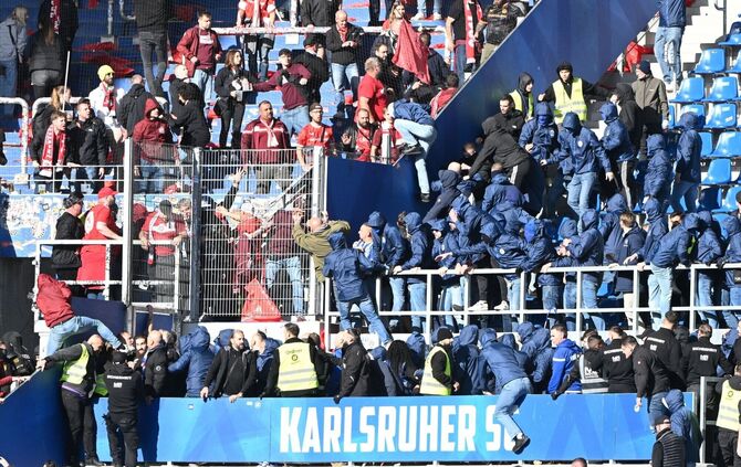 Beim Hinspiel in der vergangenen Saison kamen sich die aktiven Fanszenen zu nah. (Archivbild)