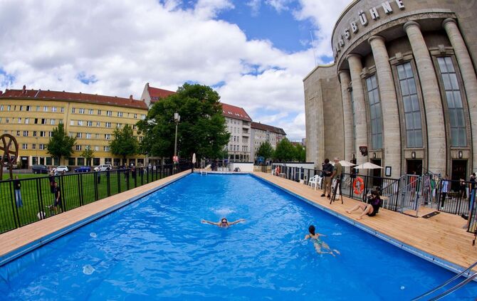 Baden vor der Volksbühne