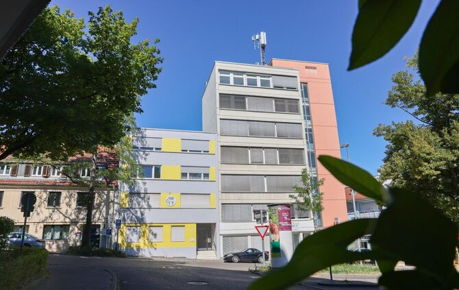 Der neue Mobilfunkmast auf einem Dach in der Heinrich-Küderli-Straße in Waiblingen.