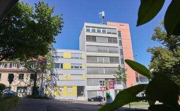 Der neue Mobilfunkmast auf einem Dach in der Heinrich-Küderli-Straße in Waiblingen.